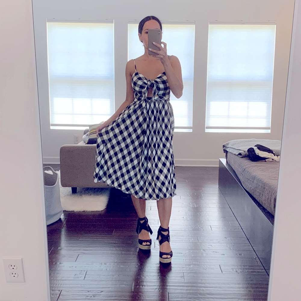 Perfect black and white brunch dress!